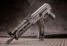 Detenzione illegale di armi comuni e da guerra: sentenza della Cassazione Detenzione illegale di armi comuni e da guerra: Ak47 su sfondo grigio