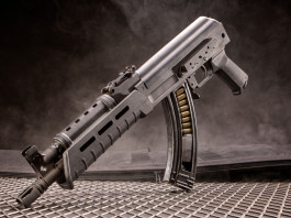 Detenzione illegale di armi comuni e da guerra: sentenza della Cassazione Detenzione illegale di armi comuni e da guerra: Ak47 su sfondo grigio