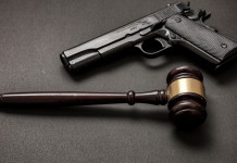 Porto d’armi senza licenza ai magistrati onorari: la sentenza del Tar Porto d’armi senza licenza ai magistrati onorari: martello del giudice e pistola