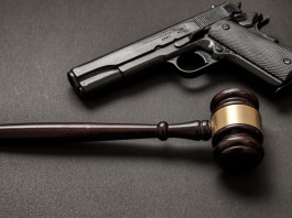 Porto d’armi senza licenza ai magistrati onorari: la sentenza del Tar Porto d’armi senza licenza ai magistrati onorari: martello del giudice e pistola