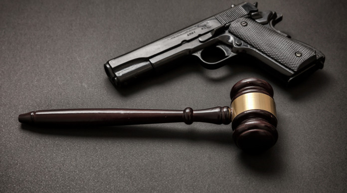Porto d’armi senza licenza ai magistrati onorari: martello del giudice e pistola