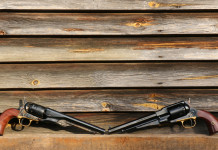 Possesso di armi antiche non funzionanti. la sentenza del Tar Possesso di armi antiche: due revolver su mobile di legno