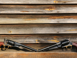 Possesso di armi antiche non funzionanti. la sentenza del Tar Possesso di armi antiche: due revolver su mobile di legno