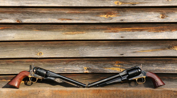 Possesso di armi antiche: due revolver su mobile di legno