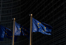 Un nuovo regolamento europeo sulle armi? Un nuovo regolamento europeo sulle armi: bandiere dell'Europa davanti al palazzo della commissione europea