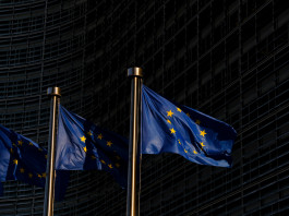 Un nuovo regolamento europeo sulle armi? Un nuovo regolamento europeo sulle armi: bandiere dell'Europa davanti al palazzo della commissione europea