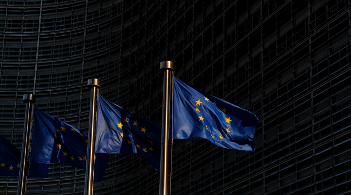 Un nuovo regolamento europeo sulle armi: bandiere dell'Europa davanti al palazzo della commissione europea