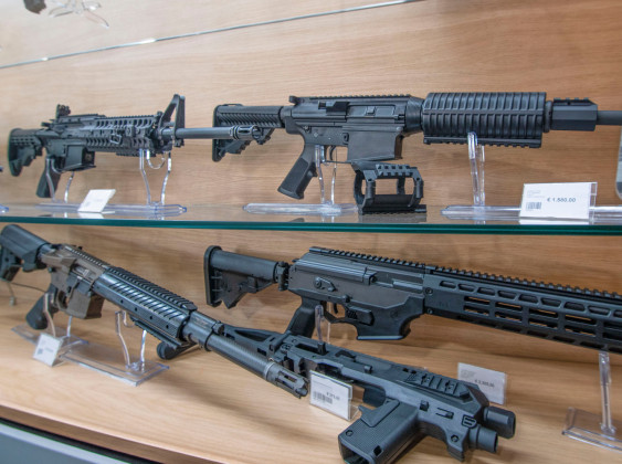 armi tattiche in vendita nell'armeria red point di roma