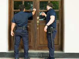 Custodia delle armi e mancata collaborazione con le forze dell’ordine: la sentenza Custodia delle armi e mancata collaborazione con le forze dell’ordine: due agenti bussano alla porta