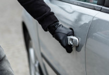 Custodia delle armi nell’autovettura, la sentenza Custodia delle armi nell’autovettura: ladro apre sportello di automobile