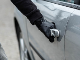 Custodia delle armi nell’autovettura, la sentenza Custodia delle armi nell’autovettura: ladro apre sportello di automobile