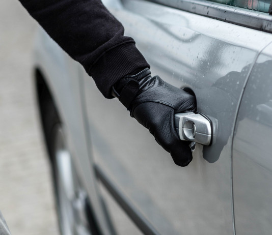 Custodia delle armi nell’autovettura, la sentenza Custodia delle armi nell’autovettura: ladro apre sportello di automobile
