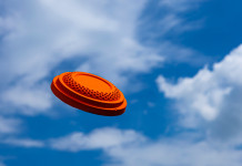 Ecco il calendario delle gare di tiro a volo 2023 Ecco il calendario delle gare di tiro a volo 2023: piattello arancione contro il cielo nuvoloso