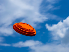 Ecco il calendario delle gare di tiro a volo 2023 Ecco il calendario delle gare di tiro a volo 2023: piattello arancione contro il cielo nuvoloso