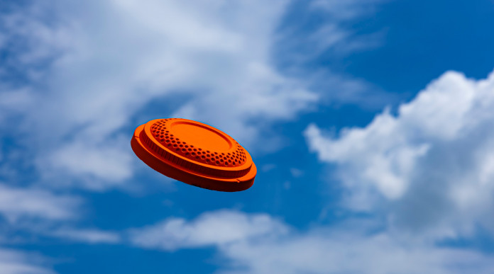 Ecco il calendario delle gare di tiro a volo 2023: piattello arancione contro il cielo nuvoloso