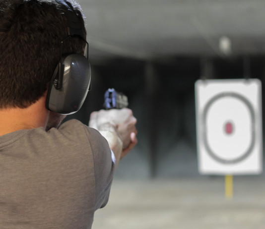 La strage di Fidene e il noleggio di armi La strage di Fidene e il noleggio di armi: interno di un poligono con tiratore sulla linea di tiro