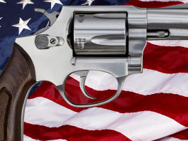 Mercato delle armi in America: la situazione a inizio dicembre Mercato delle armi in America: revolver davanti a bandiera americana