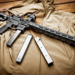 con i caricatori, la carabina stile ar-15 in calibro da pistola springfield armory saint victor