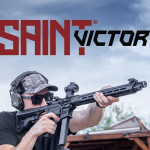 tiratore impugna la springfield armory saint victor calibro 9 mm