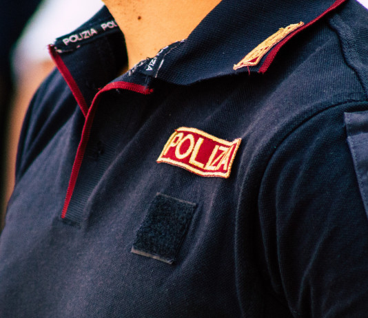 Criminalità e sicurezza in Italia, i dati del 2022 Criminalità e sicurezza in Italia: divisa agente di polizia