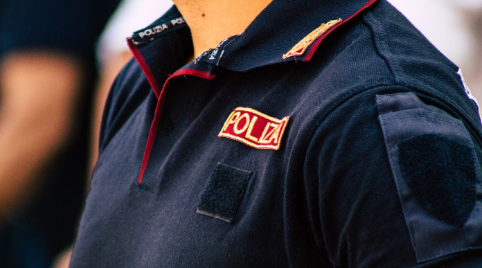 Criminalità e sicurezza in Italia: divisa agente di polizia