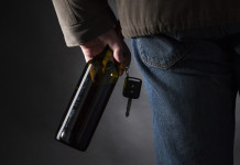 Guida in stato d’ebbrezza e porto d’armi: la sentenza Guida in stato d’ebbrezza: chiavi dell'automobile e bottiglia vuota nella stessa mano