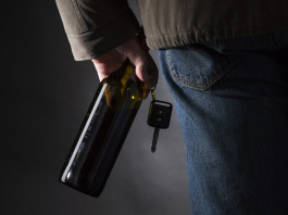 Guida in stato d’ebbrezza e porto d’armi: la sentenza Guida in stato d’ebbrezza: chiavi dell'automobile e bottiglia vuota nella stessa mano