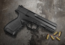 Porto d’armi per difesa personale: ultimo appello Porto d’armi per difesa personale: pistola con proiettili appoggiata su cemento