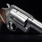 appoggiato sulla canna, il taurus executive grade judge