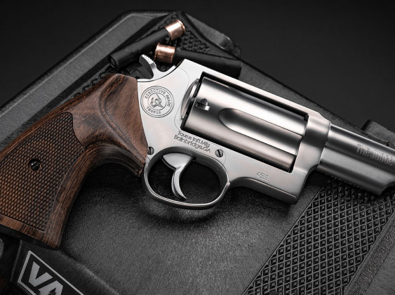 con la sua custodia, il revolver custom taurus executive grade judge