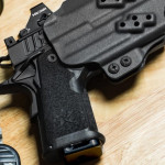 nella fondina, la pistola ultracompatta da difesa staccato cs