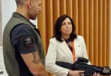 Isabella Rauti fotografata con un mitra: qual è il problema? Isabella Rauti fotografata con un mitra qual è il problema