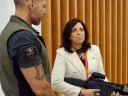 Isabella Rauti fotografata con un mitra: qual è il problema? Isabella Rauti fotografata con un mitra qual è il problema