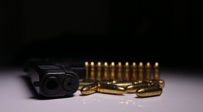 Mancato rinnovo della licenza e ritiro delle armi: pistola glock con munizioni