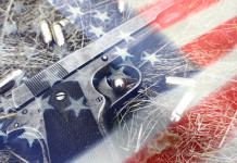 Mercato delle armi in America: la situazione a metà febbraio Mercato delle armi in America: pistola e proiettili insieme a bandiera americana