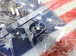 Mercato delle armi in America: la situazione a metà febbraio Mercato delle armi in America: pistola e proiettili insieme a bandiera americana