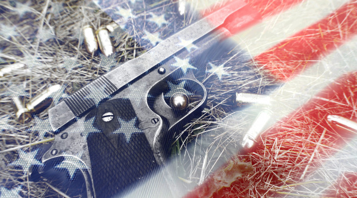 Mercato delle armi in America: pistola e proiettili insieme a bandiera americana