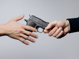 Prestito e porto illegale di un’arma: la sentenza Prestito e porto illegale di un’arma: passaggio di pistola