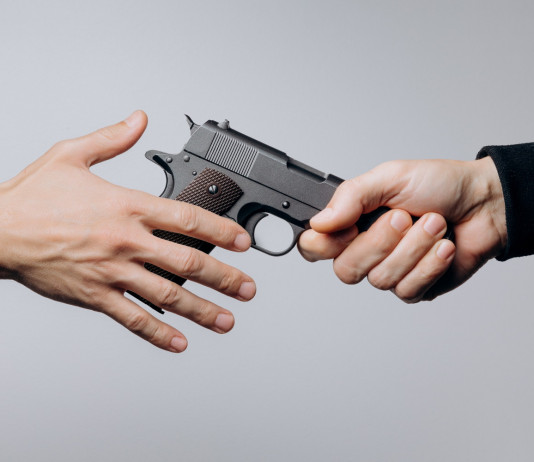 Prestito e porto illegale di un’arma: la sentenza Prestito e porto illegale di un’arma: passaggio di pistola