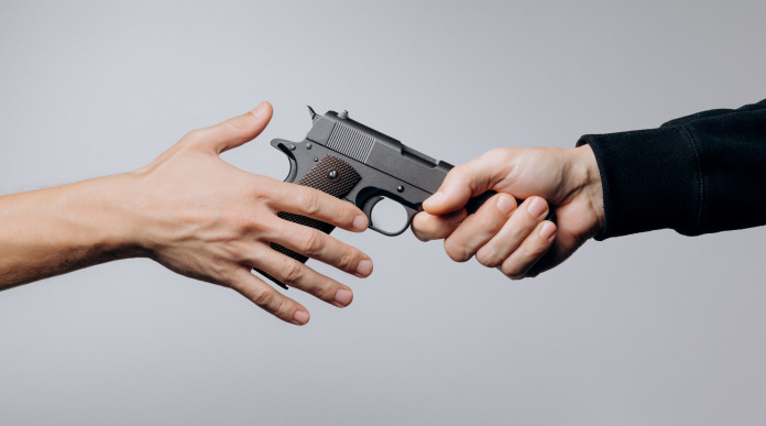 Prestito e porto illegale di un’arma: passaggio di pistola