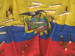 Liberalizzate le armi per difesa in Ecuador Liberalizzate le armi per difesa in Ecuador: munizioni sulla bandiera dell'ecuador