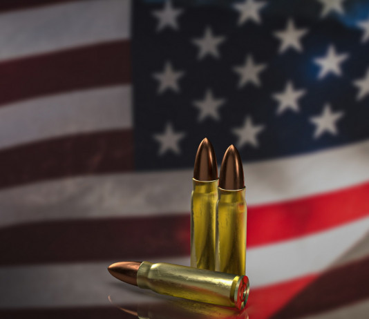 Mercato delle armi in America: la situazione a inizio aprile Mercato delle armi in America: tre munizioni su bandiera americana