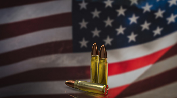 Mercato delle armi in America: tre munizioni su bandiera americana