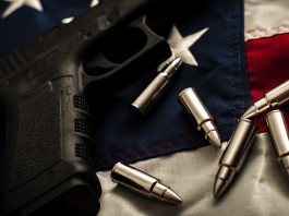 Background check in America: la situazione a fine aprile Background check in America: pistola con proiettili e bandiera americana