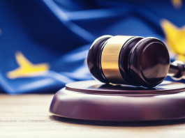 Diritti dell’uomo e porto d’armi per difesa: la sentenza del Tar Diritti dell’uomo e porto d’armi per difesa: martello del giudice con bandiera unione europea