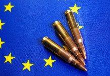 Giovedì il voto per finanziare la produzione di munizioni in Europa Giovedì voto per finanziare la produzione di munizioni in Europa: munizioni con bandiera unione europea