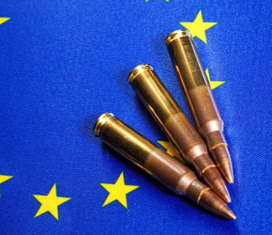 Giovedì il voto per finanziare la produzione di munizioni in Europa Giovedì voto per finanziare la produzione di munizioni in Europa: munizioni con bandiera unione europea