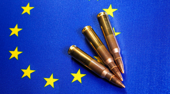 Giovedì voto per finanziare la produzione di munizioni in Europa: munizioni con bandiera unione europea