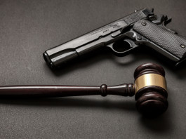 Leggi sulle armi, a giugno seminario d’aggiornamento Conarmi Leggi sulle armi, a giugno seminario d’aggiornamento Conarmi: pistola e martello giudice