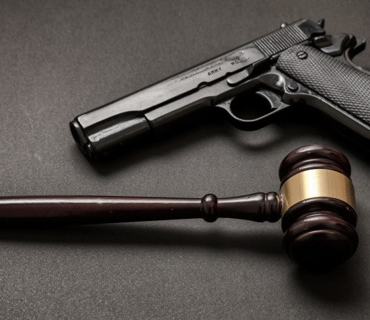 Leggi sulle armi, a giugno seminario d’aggiornamento Conarmi Leggi sulle armi, a giugno seminario d’aggiornamento Conarmi: pistola e martello giudice